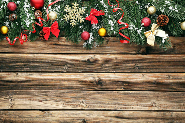 Vánoční jedle silnější větve ozdoby a kornouty na hnědý dřevěný stůl - Fotografie, Obrázek