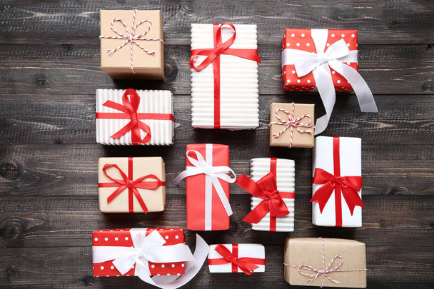 Colorful christmas gift boxes with on wooden table - Фото, зображення