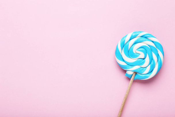Colorful lollipop on pink background - Foto, afbeelding
