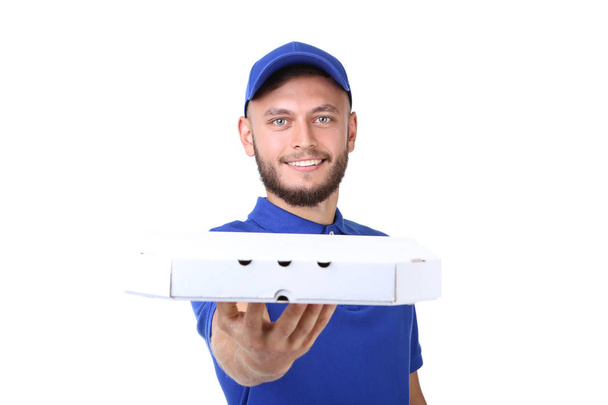 白い背景に分離された段ボール箱でピザの配達人 - 写真・画像
