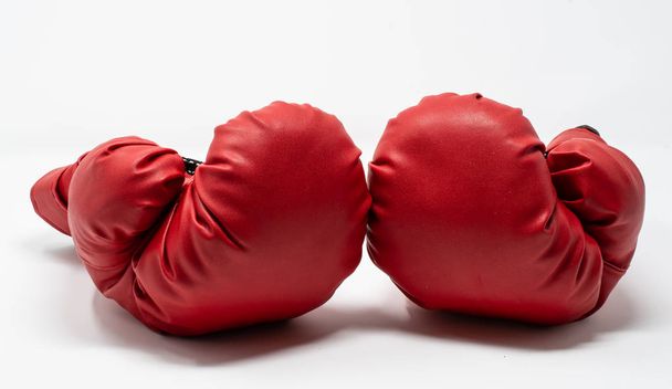 Пара красных боксерских перчаток, используемых для тренировок с боксерской грушей
 - Фото, изображение