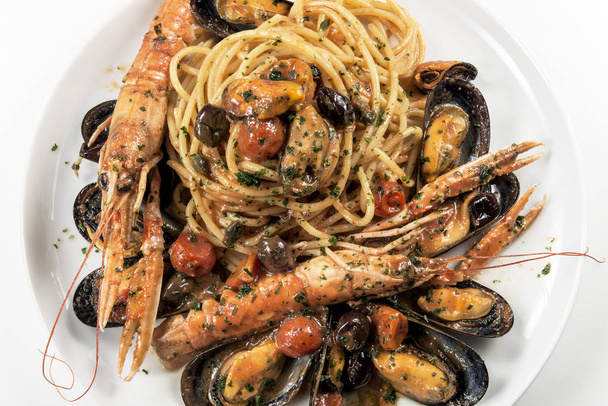 海老ムール貝オリーブとトマトのスパゲッティのプレートのトップ ビュー - 写真・画像