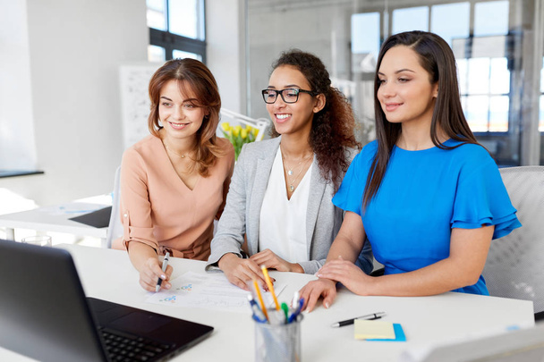 mulheres de negócios com laptop trabalhando no escritório
 - Foto, Imagem