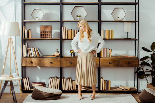 atrakcyjny blond kobiety stojącej w salon loft - Zdjęcie, obraz