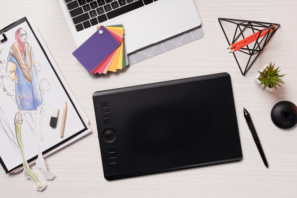 escrivaninha com laptop, esboços, tablet gráfico e caneta, flat lay
 - Foto, Imagem