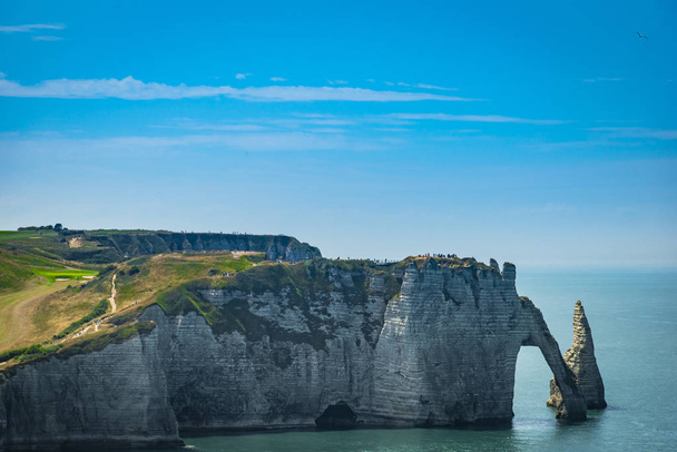 Görkemli doğal kayalıklar Etretat Aval ve güzel ünlü kıyı şeridi, Normandiya, Fransa, Europ - Fotoğraf, Görsel