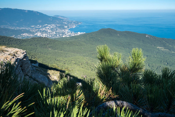 Vista de Yalta do topo do Monte Ai-Petri
 - Foto, Imagem