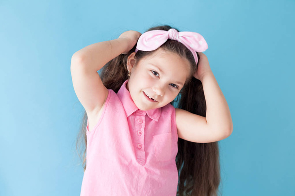 маленькая красивая девушка с луком и косичками 1
 - Фото, изображение