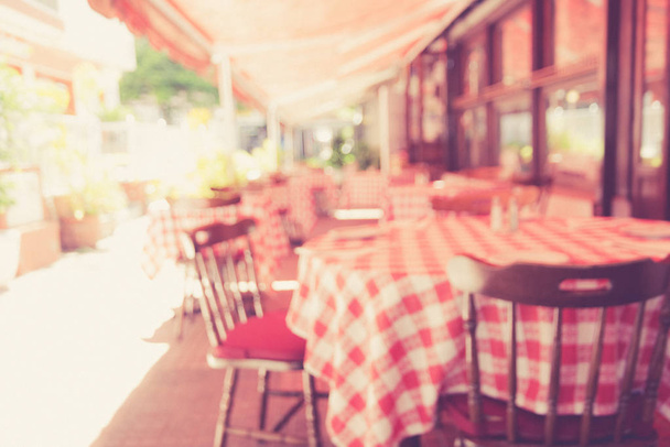 Egy kis kávézó az utcán, egy régi város. Asztalok és székek a járdán. - Fotó, kép