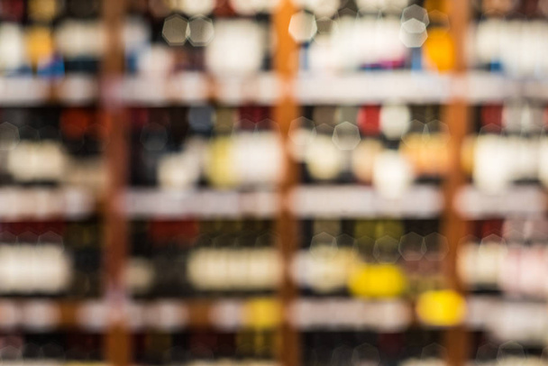 imagem desfocada / turva de garrafas de vinho nas prateleiras do supermercado
. - Foto, Imagem