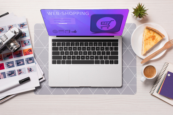 escrivaninha com laptop com site de compras na tela, flat lay
 - Foto, Imagem