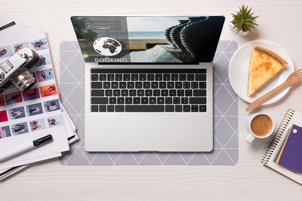 escrivaninha com laptop com site de reserva na tela, flat lay
 - Foto, Imagem