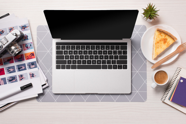 escrivaninha com laptop com tela em branco, flat lay
 - Foto, Imagem
