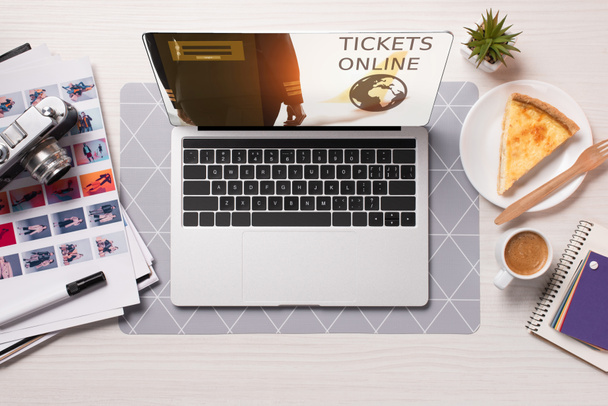 Bureau met laptop met tickets online website op scherm, plat leggen - Foto, afbeelding
