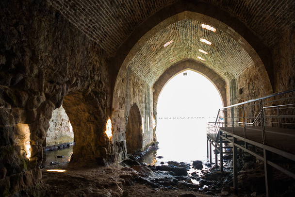 Estaleiro Tersane, estaleiro histórico de Alanya. O edifício com arcos no interior. Península de Alanya, distrito de Antalya, Turquia, Ásia
 - Foto, Imagem