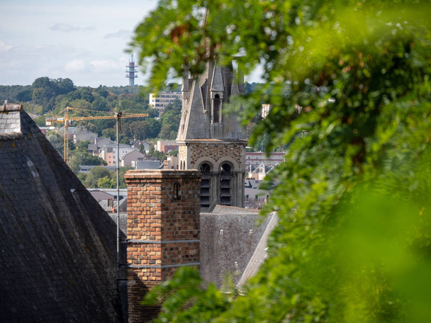 Вежі церкви в місті Ле-Мана, Франції. - Фото, зображення