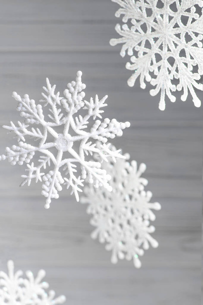 Декоративні сніжинки на синьому тлі. З Різдвом Христовим або щасливого нового року - Фото, зображення