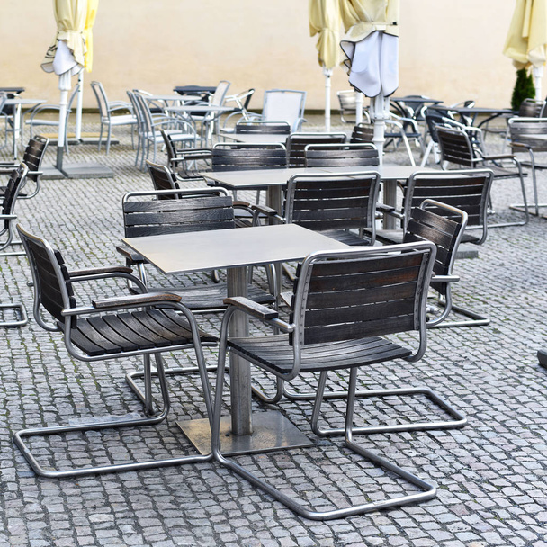 Столы кафе на открытой летней площадке. - Фото, изображение