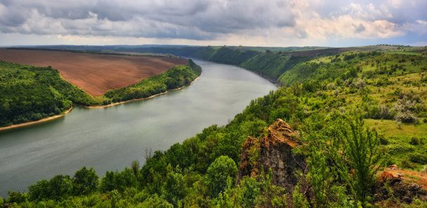 pittoreske canyon van de rivier de Dnjestr. Lentemorgen - Foto, afbeelding