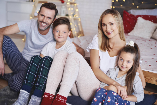 Retrato de família feliz no tempo de Natal
  - Foto, Imagem
