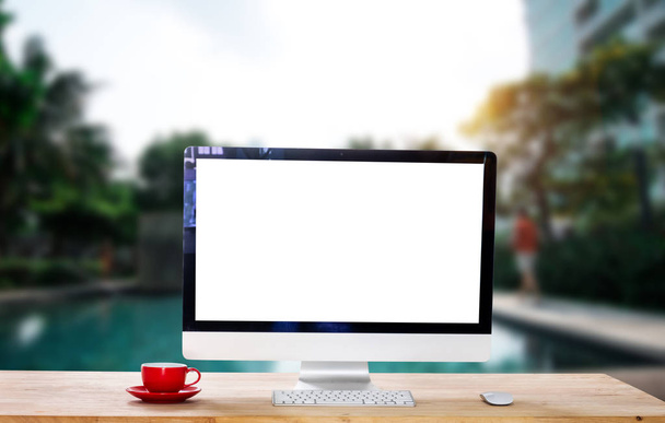 Комп'ютерний монітор, клавіатура, смартфон, планшет і миша з чорним або білим екраном Ізольований на робочому столі в кав'ярні  - Фото, зображення