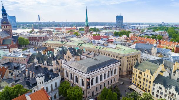 Top uitzicht op de oude stad met prachtige kleurrijke gebouwen en straten in Riga stad, Letland, vogelperspectief - Foto, afbeelding
