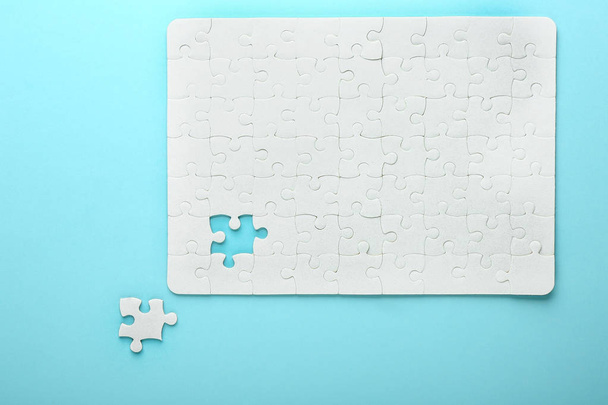 Puzzle blanc avec pièce sur fond de couleur
 - Photo, image