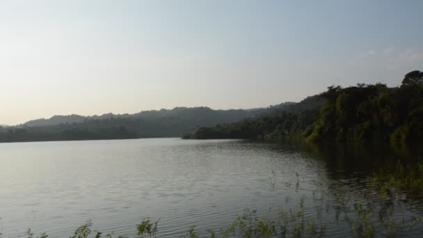 Berglandschaft in wang bon reservoir thailand - Filmmaterial, Video