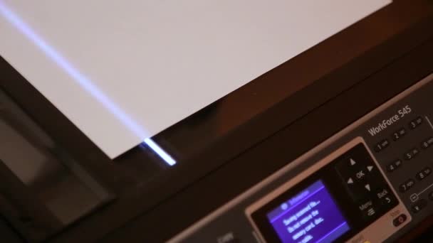 ein Scanner scannt ein Arbeitsdokument - Filmmaterial, Video