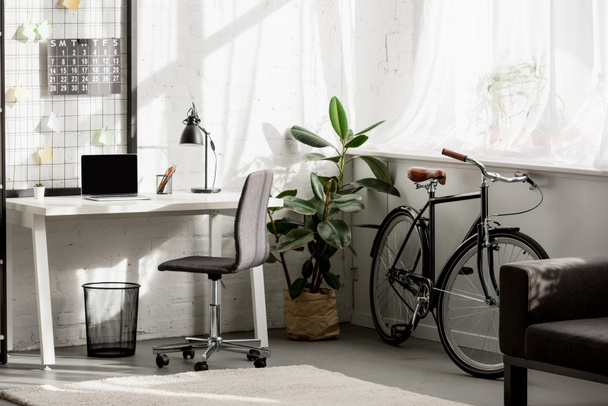 intérieur du bureau à domicile avec lieu de travail dans un style moderne
 - Photo, image