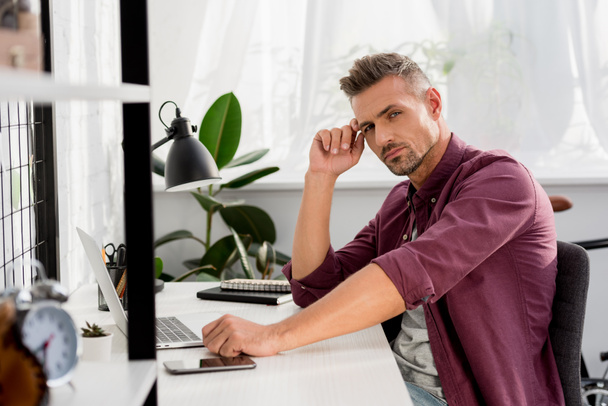  Ofis dizüstü bilgisayar ve akıllı telefon evde masada oturan adam - Fotoğraf, Görsel