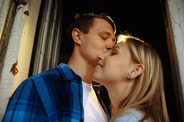 Close-up de beijar e abraçar casais em idade, porta, família. Encontro, atracção. felicidade familiar
 - Foto, Imagem