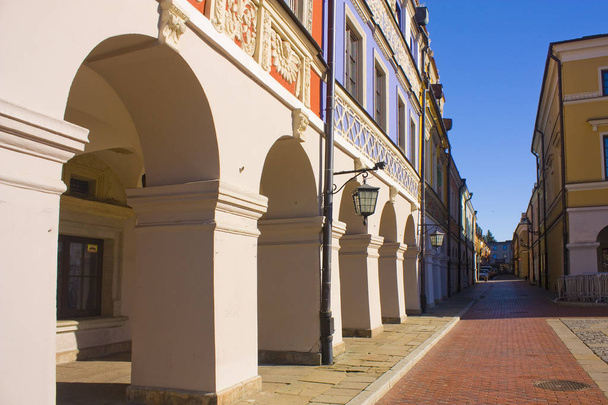 ザモシチ、ポーランド - 2018 年 10 月 16 日: 建物、ザモシチの旧市街の塩市場広場 (Rynek Solny) - 写真・画像