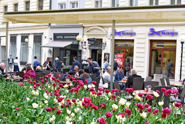 ПРАГА, ЧЕШСКАЯ РЕСПУБЛИКА - 2 мая 2018 года: Столы ресторана на старых улицах города
.  - Фото, изображение