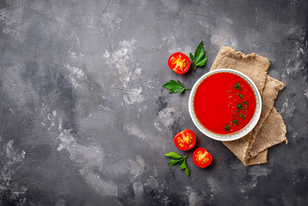 Tomaten-vegetarische Suppe Gazpacho in Schüssel - Foto, Bild