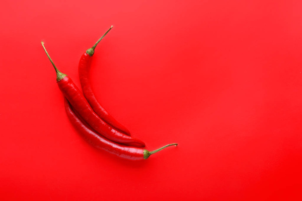 Čerstvé chilli papričky na barvu pozadí - Fotografie, Obrázek