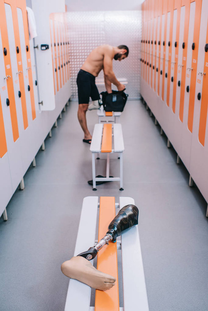 jeune sportif avec jambe artificielle au vestiaire du gymnase
 - Photo, image