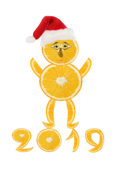 Concepto de comida creativa. Divertidos hombrecitos hechos de las rodajas de naranja. Feliz Año Nuevo
.   - Foto, Imagen