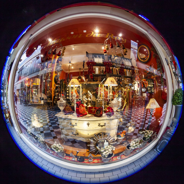 PARIS, FRANCE, on OCTOBER 26, 2018. Interior of a typical old Parisian passage, fisheye view. Show-window of shop of vintage home decoration - Фото, изображение