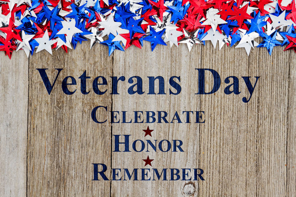 Día de los Veteranos Celebra el Honor Recuerda el texto con estrellas rojas, blancas y azules en la madera del tiempo
 - Foto, imagen