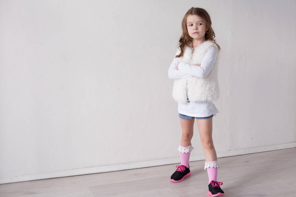Portrait d'une petite fille de mode sur fond blanc
 - Photo, image