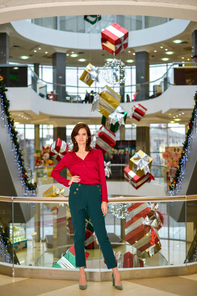 La muchacha joven en el centro comercial para la Navidad y Año Nuevo
 - Foto, Imagen