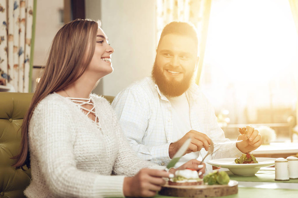 Hombre y mujer felices almorzando en un restaurante
 - Foto, imagen