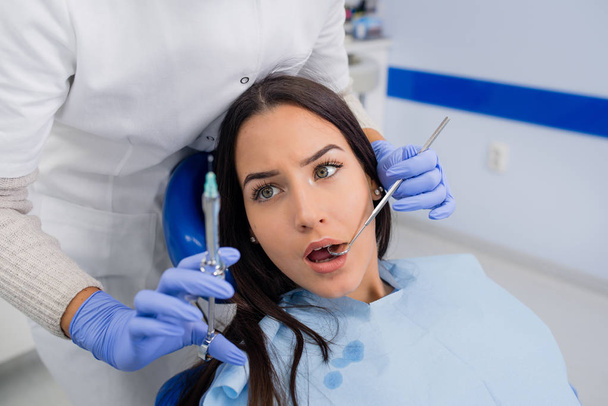 Дівчина шокована голкою в стоматологічному кабінеті
 - Фото, зображення