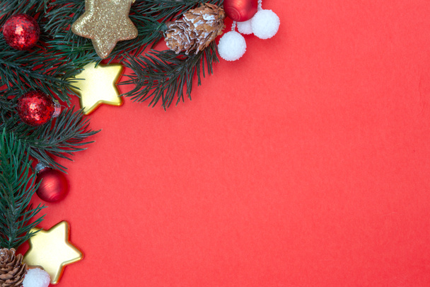 赤の背景に赤いクリスマスの休日の装飾のビュー - 写真・画像