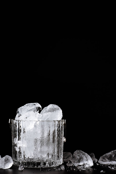 cubo de cristal con hielo sobre un fondo oscuro
 - Foto, imagen