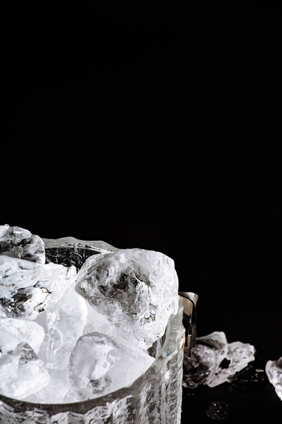 Κρύσταλλο κουβά με πάγο σε σκούρο φόντο - Φωτογραφία, εικόνα