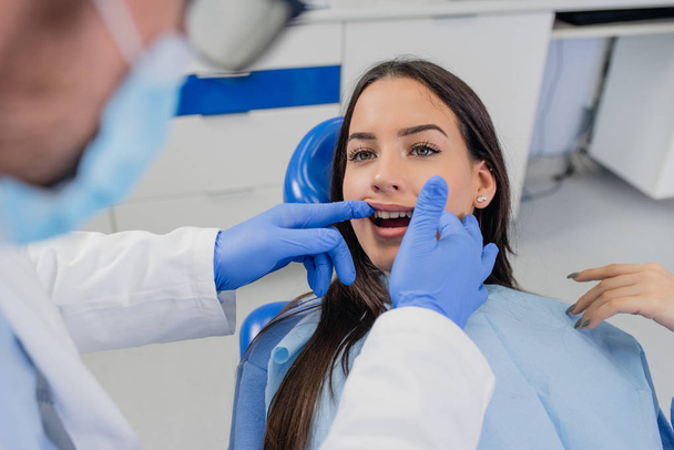 Zahnarztarbeit mit Spiegel und Instrument - Foto, Bild