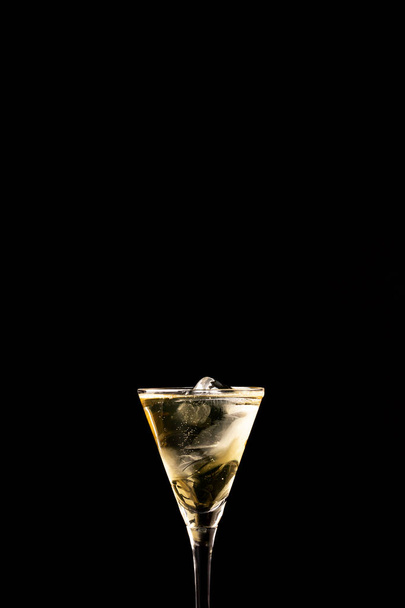 алкогольные напитки на тёмном фоне, такие как коктейль с шампанским и виски
 - Фото, изображение