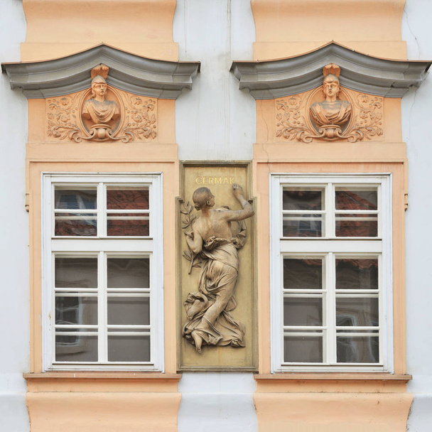 Вікно старовинною будівлею. Стара Прага, 2018.  - Фото, зображення